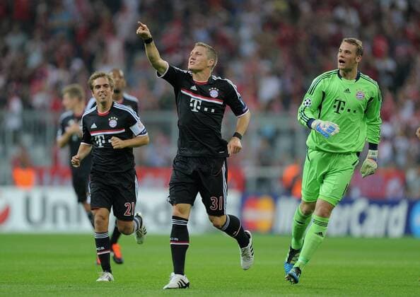 FUSSBALL CHAMPIONS LEAGUE SAISON 2011 2012 Qualifikation 17.08.2011 FC Bayern München - FC Zürich JUBEL FC Bayern München; Torschütze zum 1-0 Bastian Schweinsteiger (Mitte) mit Torwart Manuel Neuer (re) und Philipp Lahm (li) 