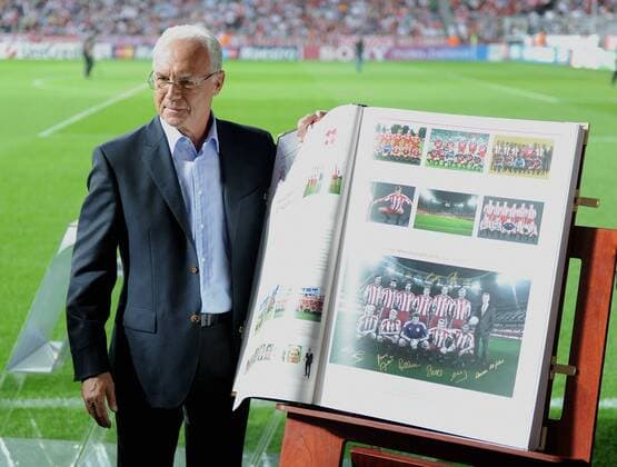 FUSSBALL CHAMPIONS LEAGUE SAISON 2011 2012 Qualifikation 17.08.2011 FC Bayern München - FC Bayern Ehrenpräsident Franz Beckenbauer bekommt die erste FCB Chronik 111. Jahre FC Bayern München geschenkt. 