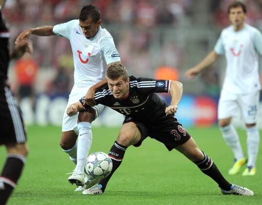 FUSSBALL CHAMPIONS LEAGUE SAISON 2011 2012 Qualifikation 17.08.2011 FC Bayern München - FC Zürich Heinz Barmettler (li, FC Zürich) gegen Toni Kroos (re, FC Bayern München) 