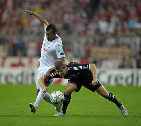 17.08.2011, Fussball Champions League Qualifikation, FC Bayern München - FC Zürich, in der Allianz-Arena München. v.li: Heinz Barmettler (Zürich) gegen Toni Kroos (Bayern München).