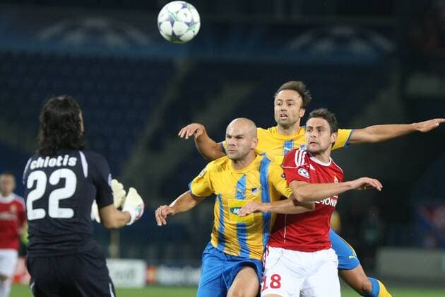 Wisla Krakow - APOEL FC Nikosia, DIONISOS CHIOTIS (L), PAULO JORGE, TSVETAN GENKOV (P) ---  20110817CSLG0001
