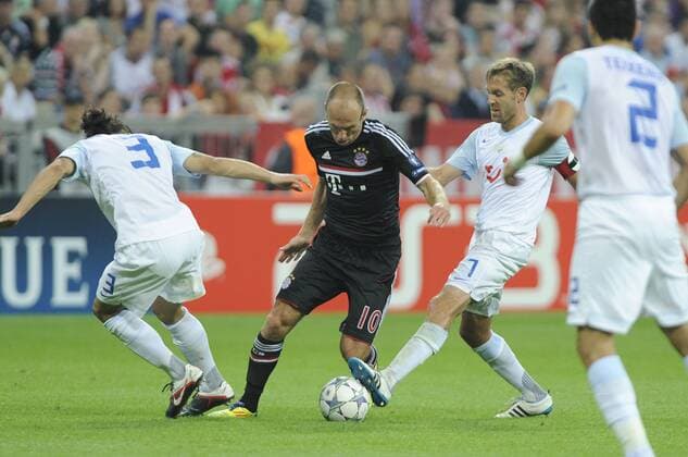 Arjen ROBBEN (Bayern Muenchen),Aktion,Zweikampf gegen Ricardo RODRIGUE (li) und Silvan AEGERTER (re). Fussball Champions League Qualifikation FC Bayern München-FC Zuerich,Zürich. Fussball Champions League ,Saison1112,2011 12,am 17.08.2011.