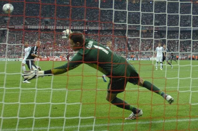 Tor zum 1-90 durch Bastian SCHWEINSTEIGER (Bayern München) gegen Johnny LEONI (Zürich),Torwart. Fussball Champions League Qualifikation FC Bayern München-FC Zuerich,Zürich. Fussball Champions League ,Saison1112,2011 12,am 17.08.2011.