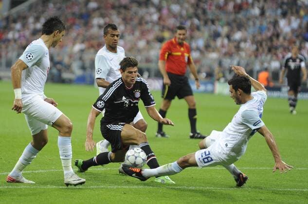 Mario GOMEZ (Bayern Muenchen),Aktion,Zweikampf gegen Jorge TEIXEIRA und Mathieu BEDA (beide Z). Fussball Champions League Qualifikation FC Bayern München-FC Zuerich.Zürich. Fussball Champions League ,Saison1112,2011 12,am 17.08.2011.