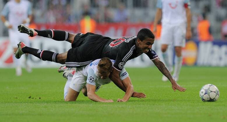 FUSSBALL CHAMPIONS LEAGUE SAISON 2011 2012 Qualifikation 17.08.2011 FC Bayern München - FC Zürich Luiz Gustavo (oben, FC Bayern München) gegen Marco Schönbächler (FC Zürich) 