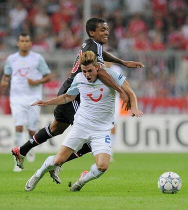 FUSSBALL CHAMPIONS LEAGUE SAISON 2011 2012 Qualifikation 17.08.2011 FC Bayern München - FC Zürich Luiz Gustavo (hinten, FC Bayern München) gegen Marco Schönbächler (FC Zürich) 