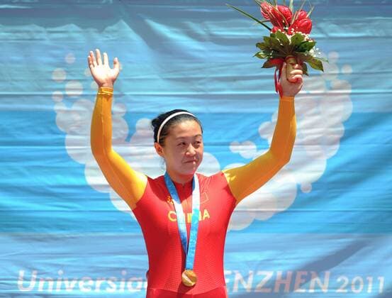 Gold medalist Guo Shuang of China waves during the awarding ceremony of women s sprint of cycling track at the 26th Summer Universiade in Shenzhen, a city of south China s Guangdong Province, on Aug. 18, 2011. (Xinhua Li Ga)(wx) CHINA-SHENZHEN-UNIVERSIADE-CYCLING TRACK-WOMEN S SPRINT (CN) 