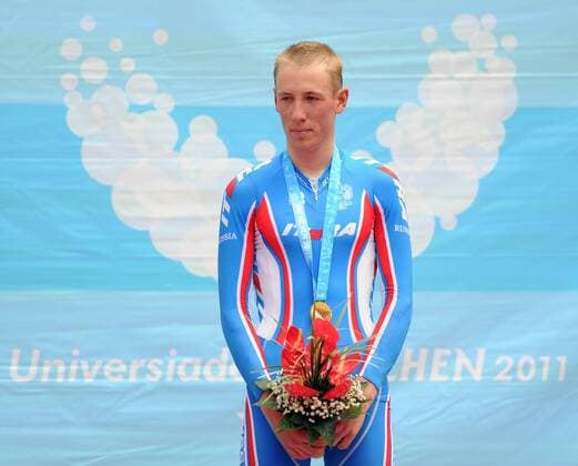 Gold medalist Artur Ershov of Russia poses for photos during the awarding ceremony of men s 30km points race of cycling track at the 26th Summer Universiade in Shenzhen, a city of south China s Guangdong Province, on Aug. 18, 2011. (Xinhua Li Ga)(wx) CHINA-SHENZHEN-UNIVERSIADE-CYCLING TRACK-MEN S 30KM POINTS RACE (CN) 