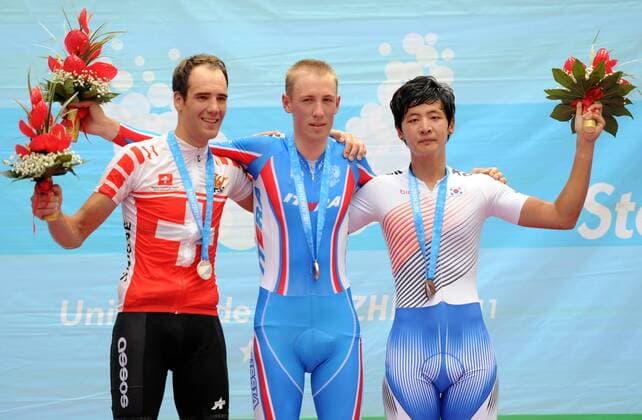Gold medalist Artur Ershov (C) of Russia, silver medalist Bernhard Oberholzer (L) of Switzerland and bronze medalist Choi Weungwoo of South Korea pose for photos during the awarding ceremony of men s 30km points race of cycling track at the 26th Summer Universiade in Shenzhen, a city of south China s Guangdong Province, on Aug. 18, 2011. (Xinhua Li Ga)(wx) CHINA-SHENZHEN-UNIVERSIADE-CYCLING TRACK-MEN S 30KM POINTS RACE (CN) 