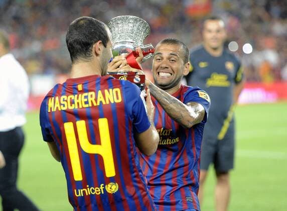 Daniel Alves (Barca) - Javier Mascherano (Barca) - Supercopa 2011 - FC Barcelona vs Real Madrid - 17.08.2011 - PLargo  o0 Dani Sieg Feier Trophäe Objekte