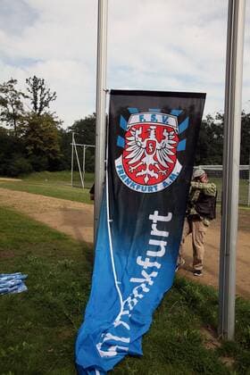 Fußball, Stadiongeschichte FSV Frankfurt FSV Frankfurt Fahnen werden aufgehängt o0 Sportstätte Stadion Objekte Vereinsfahne o00 Ausweichstadion Derby