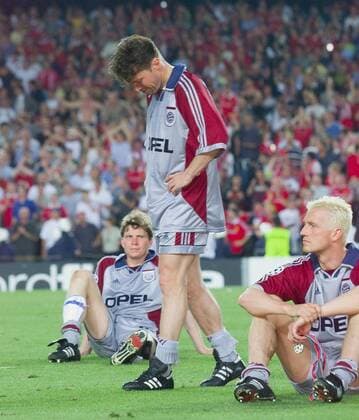 FUSSBALL CHAMPIONS LEAGUE FINALE SAISON 1998 1999 26.05.1999 Manchester United FC 2-1 FC Bayern München Enttäuschung FC Bayern München: Lothar Matthäus (Mitte) Thomas Strunz (re) und Michael Tarnat (hinten li) 