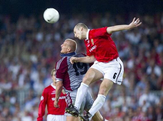 FUSSBALL CHAMPIONS LEAGUE FINALE SAISON 1998 1999 26.05.1999 Manchester United FC 2-1 FC Bayern München Jaap Stam (re, ManU) gegen Carsten Jancker (FC Bayern München) 