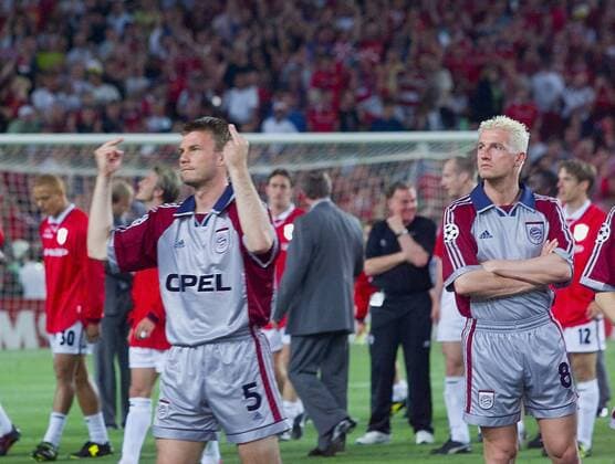 IMAGO Iconic Moments, Fußball FUSSBALL CHAMPIONS LEAGUE FINALE SAISON 1998 1999 26.05.1999 Manchester United FC 2-1 FC Bayern München, Enttäuschung FC Bayern Muenchen: Ersatzspieler Thomas Helmer (li) lässt sich zu einer unsportlichen Geste hinreissen, Thomas Strunz (re) -  o0 Wut Stinkefinger Mittelfinger Gestik o0 privat