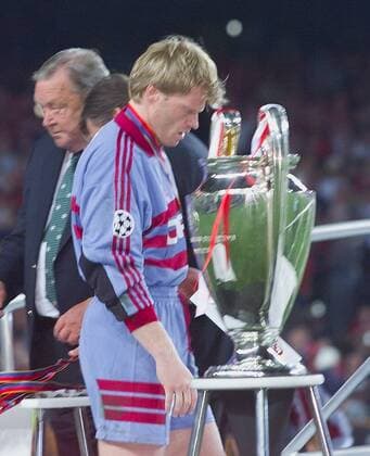 FUSSBALL CHAMPIONS LEAGUE FINALE SAISON 1998 1999 26.05.1999 Manchester United FC 2-1 FC Bayern München, Enttäuschung FC Bayern Muenchen: Oliver Kahn geht enttäuscht am Pokal vorbei  o0 Siegerehrung Pokal, Trophäe Objekte