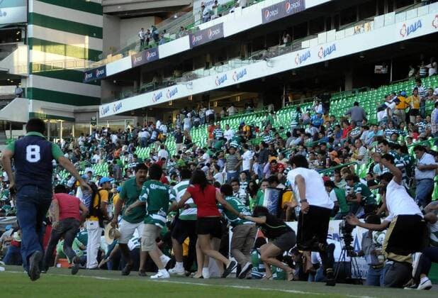 Fans run to the field after hearing a gunfight outside the Corona s stadium, in Torreon, northern Mexico, on Aug. 20, 2011. The Mexican first division match between Santos and Morelia was suspended after an armed group attacked a police patrol outside the stadium, authorities said -  o00 Gesellschaft