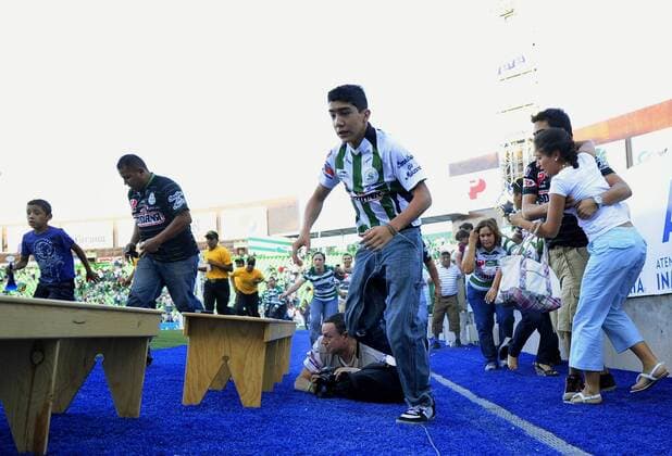 Fans leave after hearing a gunfight outside the Corona s stadium, in Torreon, northern Mexico, on Aug. 20, 2011. The Mexican first division match between Santos and Morelia was suspended after an armed group attacked a police patrol outside the stadium, authorities said -  o00 Gesellschaft