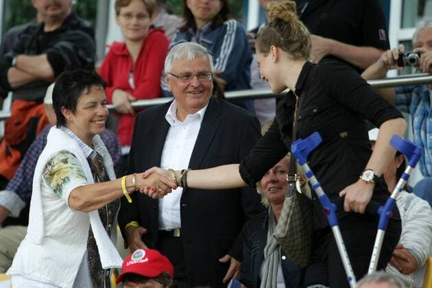 21.08.2011, Frauenfußball-Bundesliga, 1. Spieltag: 1. FFC Frankfurt - SG Essen-Schönebeck. Die verletzte Kim Kulig (1. FFC Frankfurt) begrüßt DFB Präsident Dr. Theo Zwanziger und seine Ehefrau Inge. o0 Partnerin, Frau, Ehefrau Familie privat Verletzung