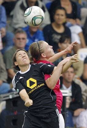 Fussball, 1. Frauenbundesliga, 1. FFC Frankfurt vs. SG Essen-Schönebeck, Meike Weber (1. FFC Frankfurt, L), Isabelle Wolf (SG Essen-Schönebeck, R)