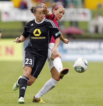 Fussball, 1. Frauenbundesliga, 1. FFC Frankfurt vs. SG Essen-Schönebeck, Ria Percival (1. FFC Frankfurt, L), Ana Cristina Oliveira Leite (SG Essen-Schönebeck, R)