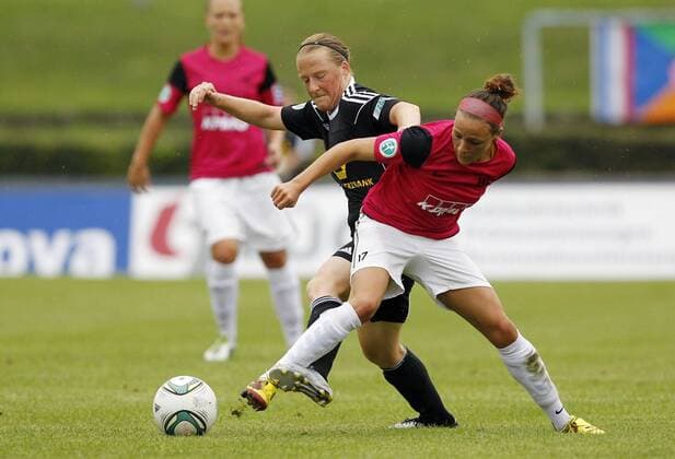 Fussball, 1. Frauenbundesliga, 1. FFC Frankfurt vs. SG Essen-Schönebeck, Melanie Behringer (1. FFC Frankfurt, L), Ana Cristina Oliveira Leite (SG Essen-Schönebeck, R)