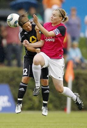 Fussball, 1. Frauenbundesliga, 1. FFC Frankfurt vs. SG Essen-Schönebeck, Meike Weber (1. FFC Frankfurt, L), Isabelle Wolf (SG Essen-Schönebeck, R)