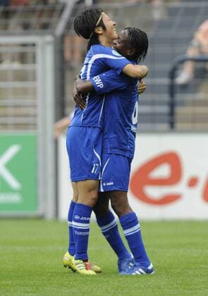 Yuki Nagasato (li.) und Genoveva Anonma (re., Pot.), Jubel, 1.FFC Turbine Potsdam - Hamburger SV (HSV), Fußball, Frauen, Bundesliga, Saison 2011 2012, Potsdam, 21.08.2011,