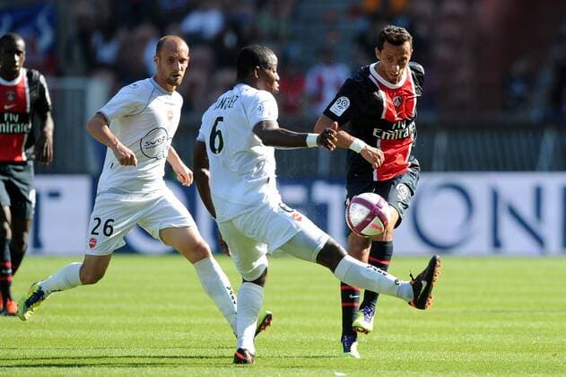 NENE (PSG) - Carlos SANCHEZ (VA) Football : Paris St. Germain (PSG) - Valenciennes FC, Ligue 1 - 21 08 2011 xAnthonyxBIBARDxFEPx 