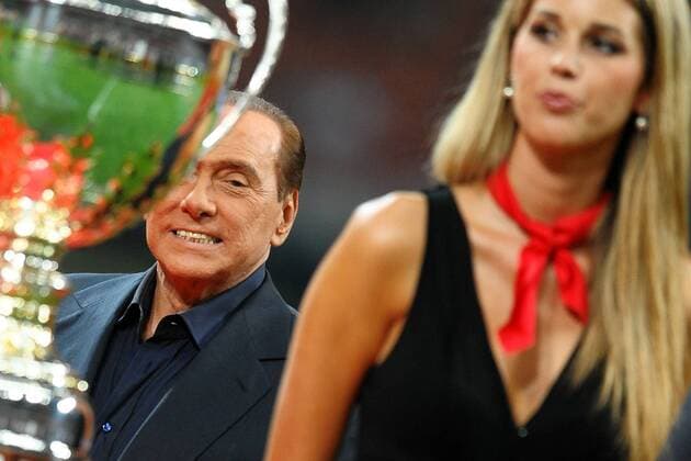 Silvio BERLUSCONI, Trofeo Luigi Berlusconi, AC Mailand - Juventus Turin --- o0 Hostess, Hostessen, Frau, girl Pokal Trophäe Objekte o00 people Politik