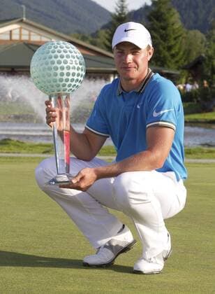 Oliver Fisher of England, winner of Czech Open 2011 golf tournament, European PGA Golf Herren Tour, Prosper Golf Club Celadna, Czech Republic, on August 21, 2011. (CTKxPhoto PetrxSznapka)  CTKPhoto621201108210413601 o0 Siegerehrung Sieg, Sieger Pokal, Trophäe Objekte