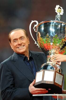 Ministerpräsident Silvio BERLUSCONI (ITA) - Stadio Meazza - Trofeo Berlusconi - AC Milan - Juventus Turin - o0 people Politik Siegerehrung Pokal, Trophäe Objekte