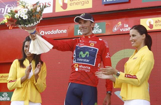 22 08 11 Etappensieger PABLO LASTRAS (ESP Movistar) ist auch neuer Träger des roten Trikots Vuelta a Espana 3. Etappe: PETRER - TOTANA.  o0 Siegerehrung rotes Trikot Gesamtführung Gesamtführender