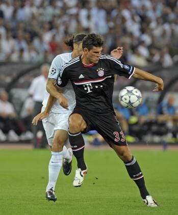 23.08.2011, Fussball Champions League Qualifikation Rückspiel, FC Zürich - FC Bayern München im Letzigrund-Stadion in Zürich. v.l. Ricardo Rodriguez (Zürich) gegen Mario Gomez (München)