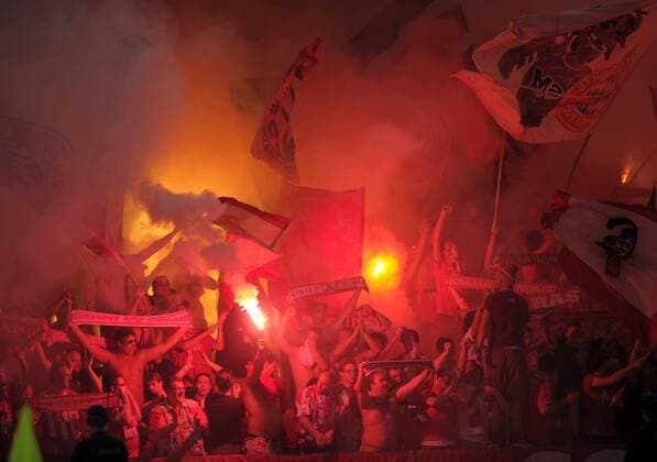 23.08.2011, Fussball Champions League Qualifikation Rückspiel, FC Bayern München im Letzigrund-Stadion in Zürich. Bayernfans zünden Massenweise Leuchfeuer. o0 bengalisches Feuer, Bengalfeuer Pyrotechnik totale Fan