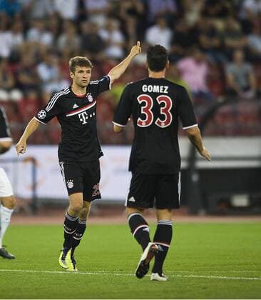 Thomas MUELLER (M, l.) zeigt Mario GOMEZ (M, r.) nach dessen Tor zum 1:0 den Daumen hoch; Freude, Jubel, Torjubel; Fussball Champions League Qualifikation FC Zürich - FC Bayern Muenchen; Fussball Champions League, Saison1112, 2011 12, am 23.08.2011.in Zürich Schweiz;