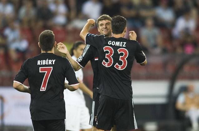 Thomas MUELLER (M, 2. v. r.) umarmt Mario GOMEZ (M, r.) nach dessen Tor zum 1:0; Freude, Jubel, Torjubel; Fussball Champions League Qualifikation FC Zürich - FC Bayern Muenchen; Fussball Champions League, Saison1112, 2011 12, am 23.08.2011.in Zürich Schweiz;