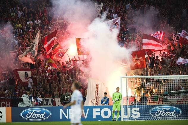Bengalische Feuer, Feuerwerk auf der Tribuene (Tribüne) im Block der FC Bayern-Fans hinter dem Tor von FCB-Torwart Manuel NEUER (M); Anhaenger (Anhänger), Hooligans; Ausschreitungen; Fussball Champions League Qualifikation FC Bayern München; Fussball Champions League, Saison1112, 2011 12, am 23.08.2011.in Zuerich; o0 bengalisches Feuer, Bengalfeuer Pyrotechnik totale Fan