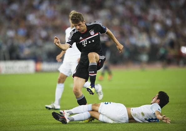 Thomas MUELLER (Müller, M) überspringt Admir MEHMEDI (Z), Aktion; Fussball Champions League Qualifikation FC Zürich - FC Bayern Muenchen; Fussball Champions League, Saison1112, 2011 12, am 23.08.2011.in Zürich Schweiz;