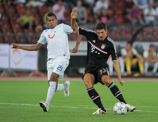 FUSSBALL CHAMPIONS LEAGUE SAISON 2011 2012 Qualifikation 23.08.2011 FC Zürich - FC Bayern Muenchen Mario Gomez (re, FC Bayern Muenchen) erzielt das Tor zum 0-1 gegen Heinz Barmettler (FC Zürich) 