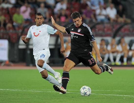 FUSSBALL CHAMPIONS LEAGUE SAISON 2011 2012 Qualifikation 23.08.2011 FC Zürich - FC Bayern Muenchen Mario Gomez (re, FC Bayern Muenchen) erzielt das Tor zum 0-1 gegen Heinz Barmettler (FC Zürich) 