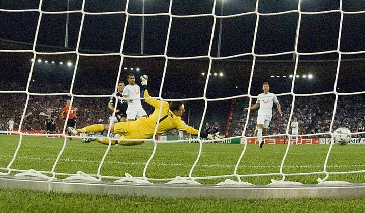 Mario GOMEZ (M, l.) erzielt das Tor zum 1:0 gegen Torwart Johnny LEONI (Z);; Fussball Champions League Qualifikation FC Zürich - FC Bayern Muenchen; Fussball Champions League, Saison1112, 2011 12, am 23.08.2011.in Zürich Schweiz;