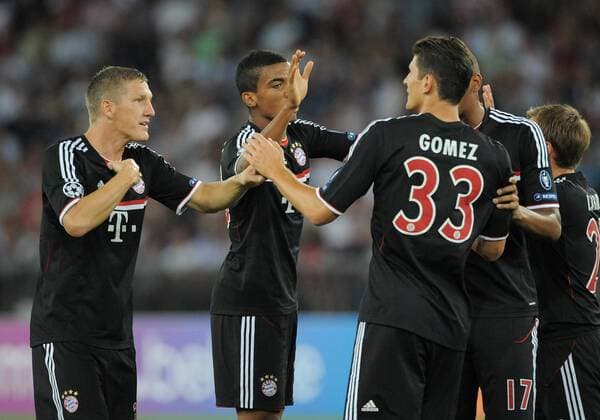 FUSSBALL CHAMPIONS LEAGUE SAISON 2011 2012 Qualifikation 23.08.2011 FC Zürich - FC Bayern Muenchen JUBEL FC Bayern Muenchen; Bastian Schweinsteiger und Luiz Gustav klatschen Torschuetze zum 0-1 Mario Gomez (v.li.) ab 