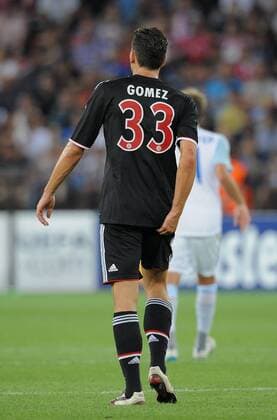 FUSSBALL CHAMPIONS LEAGUE SAISON 2011 2012 Qualifikation 23.08.2011 FC Zürich - FC Bayern Muenchen Mario Gomez (FC Bayern Muenchen) fasst sich an den Oberschenkel 