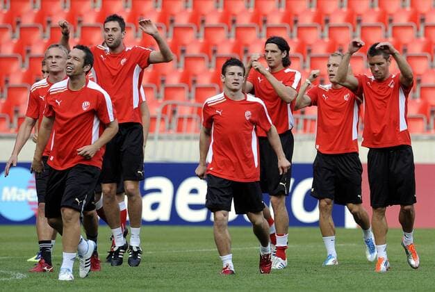 Pavel Horvath, captain of FC Viktoria Plzen (second from left) and his fellow co-players during training on August 23, 2011 ahead of the Champions League qualification soccer match against FC Kopenhagen which will be played in Prague on August 24. (CTKxPhoto KaterinaxSulova)  CTKPhoto6201108230880701