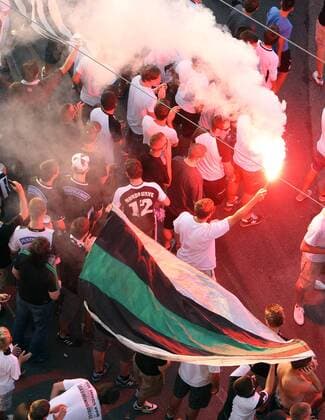 GRAZ,AUSTRIA,24.AUG.11 - FUSSBALL - UEFA Champions League, Play Off, SK Sturm Graz. Bild zeigt Fans bei der Ankunft der Sturm Mannschaft. Keywords: Bengalisches Feuer.  o0 Fahne, Fanfahne totale Fan bengalische Feuer Bengalfeuer Pyrotechnik