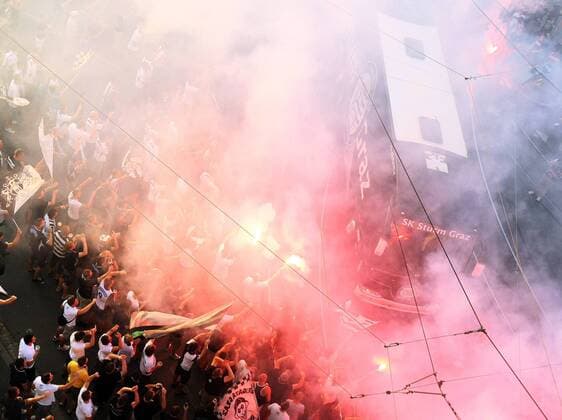 GRAZ,AUSTRIA,24.AUG.11 - FUSSBALL - UEFA Champions League, Play Off, SK Sturm Graz. Bild zeigt Fans bei der Ankunft der Sturm Mannschaft. Keywords: Bengalisches Feuer, Mannschaftsbus, Bus.  o0 Fahne, Fanfahne totale Fan bengalische Feuer Bengalfeuer Pyrotechnik