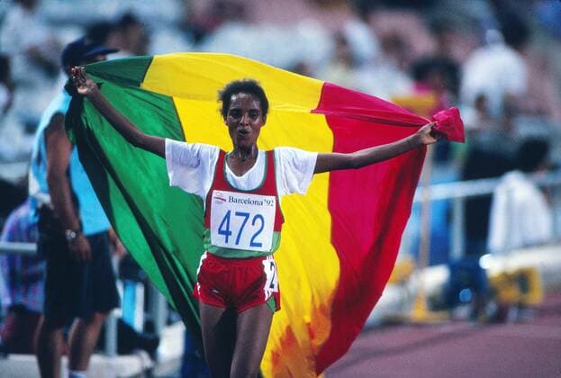 Derartu Tulu (Ethiopia) celebrates her win with the National flag. Womens 10,000m Final 07 08 1992 Barcelona Olympics  o0 Olympische Spiele Sommerspiele Fahne, Landesfahne Sieg, Sieger Olympiasieg
