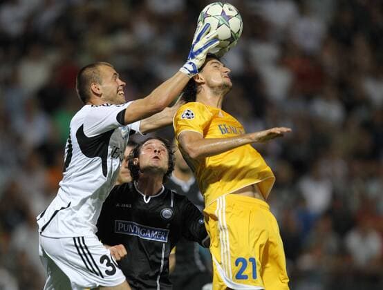 FUSSBALL - UEFA CL Play Off, Sturm vs Borisov GRAZ,AUSTRIA,24.AUG.11 - FUSSBALL - UEFA Champions League, Play Off, SK Sturm Graz vs FC BATE Borisow. Bild zeigt Aleksandr Gutor (Borisov), Imre Szabics (Sturm) und Yegor Filipenko (Borisov). 