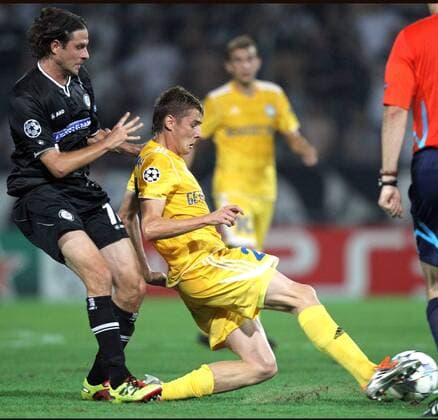 FUSSBALL - UEFA CL Play Off, Sturm vs Borisov GRAZ,AUSTRIA,24.AUG.11 - FUSSBALL - UEFA Champions League, Play Off, SK Sturm Graz vs FC BATE Borisow. Bild zeigt Imre Szabics (Sturm) und Edgar Olekhnovich (Borisov). 