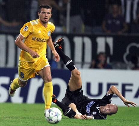 FUSSBALL - UEFA CL Play Off, Sturm vs Borisov GRAZ,AUSTRIA,24.AUG.11 - FUSSBALL - UEFA Champions League, Play Off, SK Sturm Graz vs FC BATE Borisow. Bild zeigt Aleksandr Volodko (Borisov) und Patrick Wolf (Sturm). 